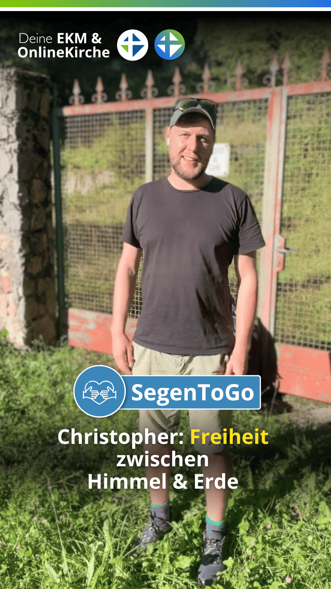 Frei stehender Mann vor Gartentor in Sonne, christliche Online-Gemeinde, Segensbotschaft, Glaube, Himmel Erde, OnlineKirche, digitale Kirche, christlicher Gottesdienst, spirituelle Gemeinschaft, christliche Inspiration.