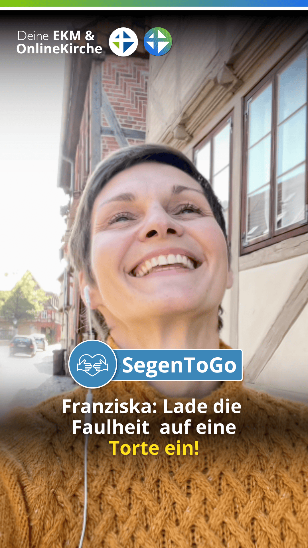Schwangere Frau lächelnd während eines Videoanrufs, Online-Kirche, virtuelle Segnung, evangelische Kirche, christliche Gemeinschaft, digitale Unterstützung, Online-Religion, spirituelle Verbindung.