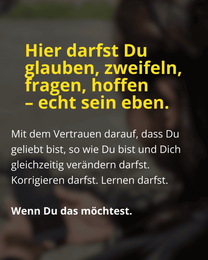 Verschwommene Nahaufnahme einer Person, die auf einem Smartphone tippt, mit einem Textüberlagerung. Überschrift: Hier darfst Du glauben, zweifeln, fragen, hoffen - echt sein eben.
