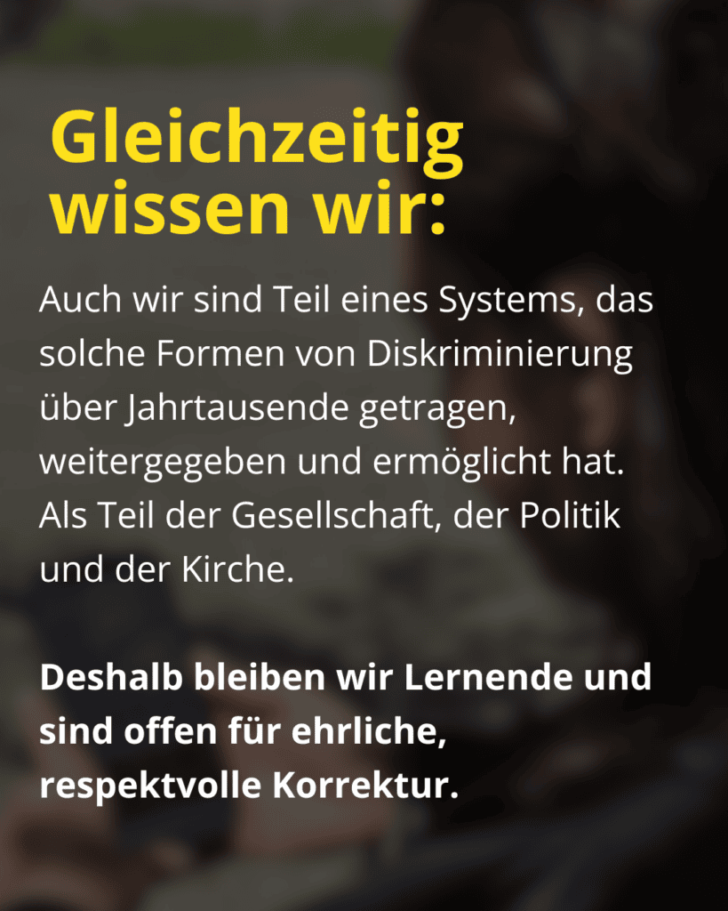 Verschwommene Nahaufnahme einer Person, die auf einem Smartphone tippt, mit einem Textüberlagerung. Gleichzeitig wissen wir: