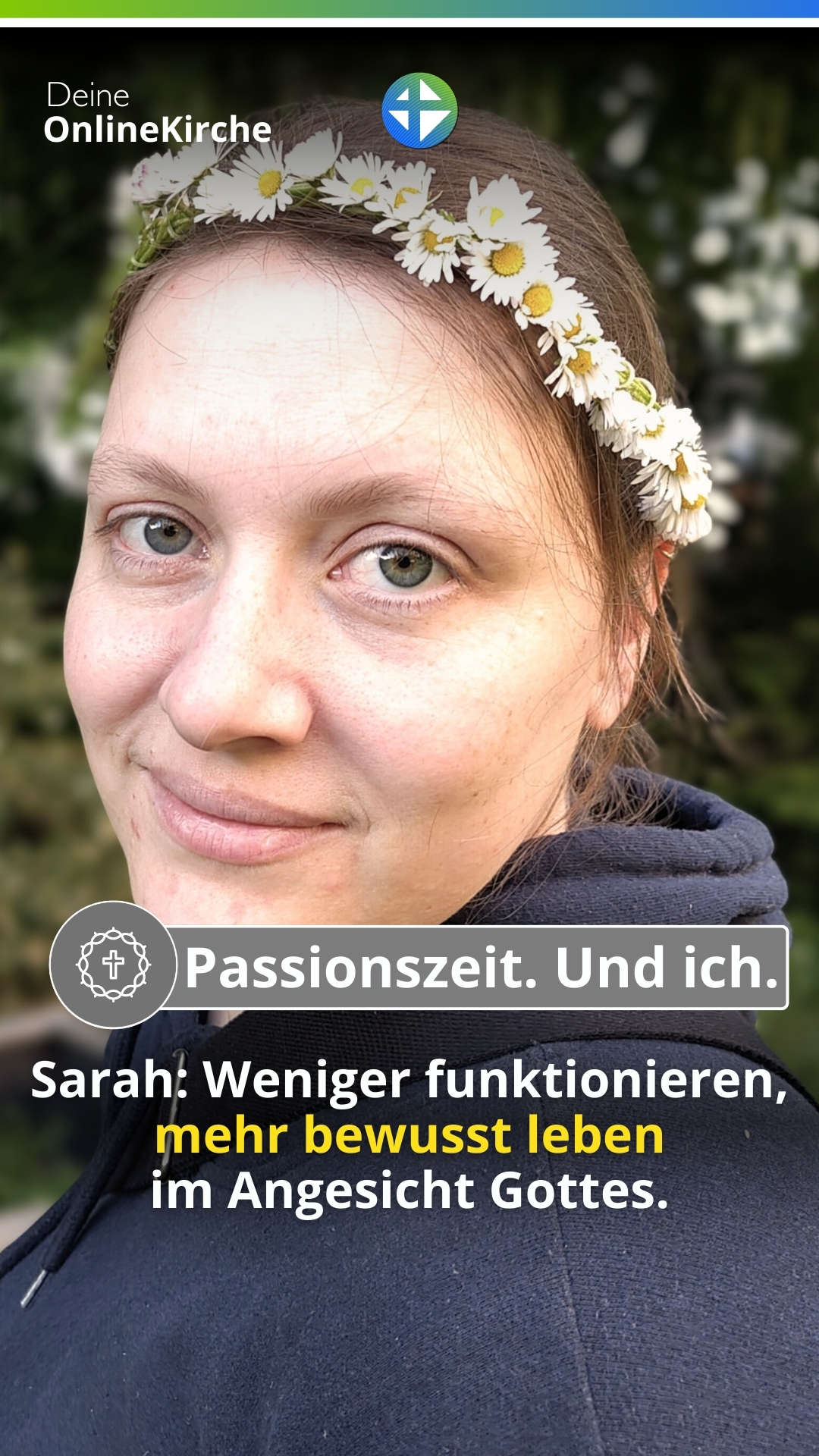 Porträt von Sarah im Freien vor einem grünen, leicht verschwommenen Hintergrund. Sie trägt einen Kranz aus kleinen weißen Blumen im Haar und blickt ruhig und freundlich in die Kamera. Unten im Bild steht der Text: „Passionszeit. Und ich. Sarah: Weniger funktionieren, mehr bewusst leben im Angesicht Gottes.“
