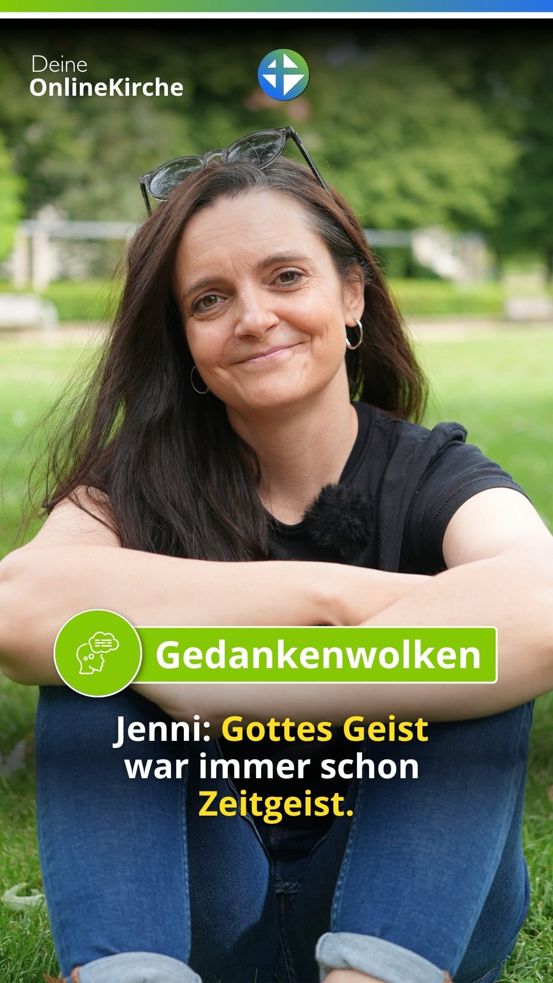 Das Bild zeigt Jenni im Porträtformat. Sie sitzt auf einer Wiese im Freien, die Arme verschränkt und die Beine angezogen. Jenni trägt ein schwarzes Oberteil, eine blaue Jeans und Ohrringe. Im Hintergrund sind Bäume und ein Zaun zu sehen. Über dem Bild steht der Text: "Gedankenwolken" in weißer Schrift auf grünem Hintergrund. Darunter folgt der Text: "Jenni: Gottes Geist war immer schon Zeitgeist." in gelber und schwarzer Schrift. Im oberen Bereich des Bildes sind die Logos "Deine OnlineKirche" und ein blaues Kreuz-Symbol zu erkennen.